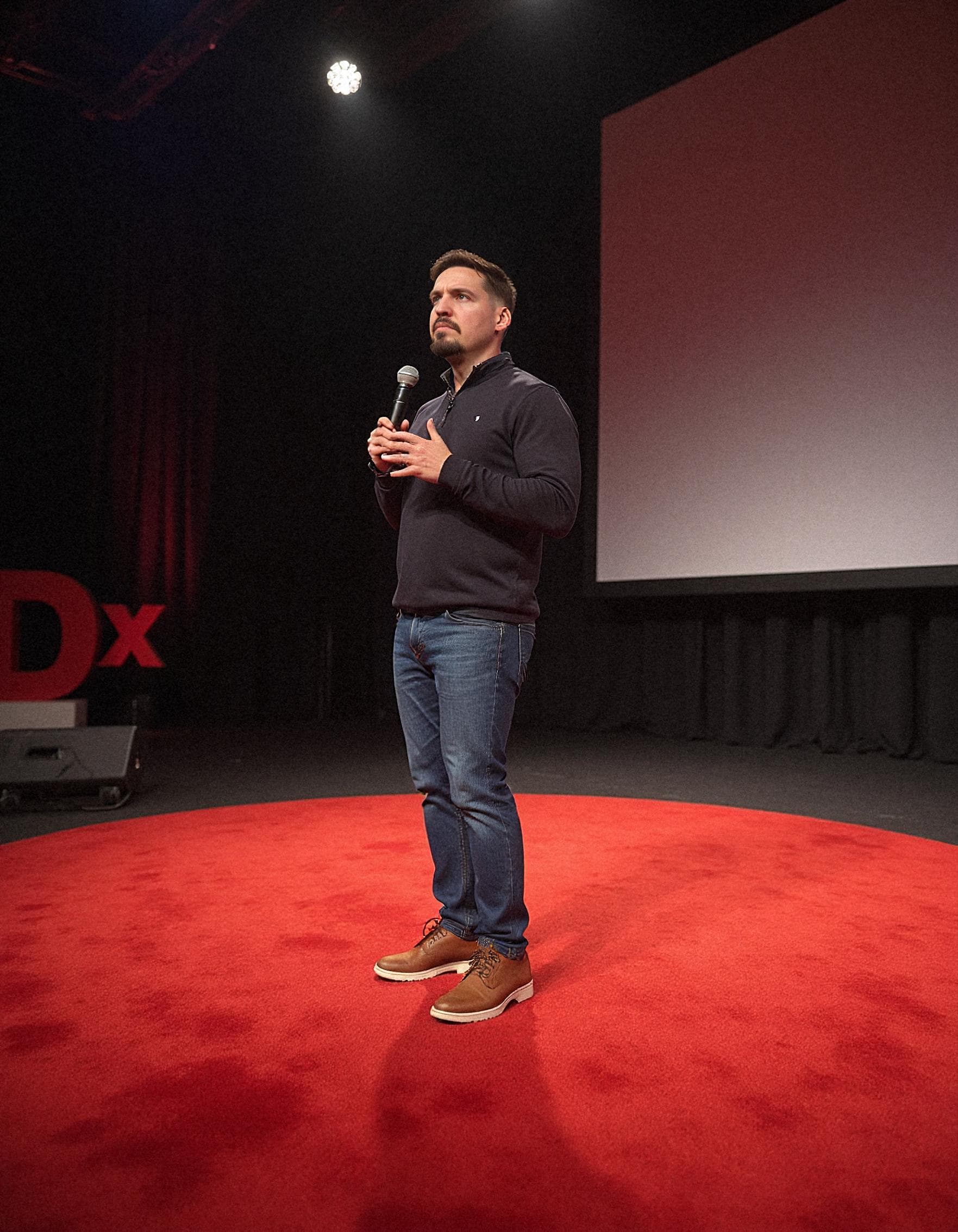 Adrián en escenario TEDx