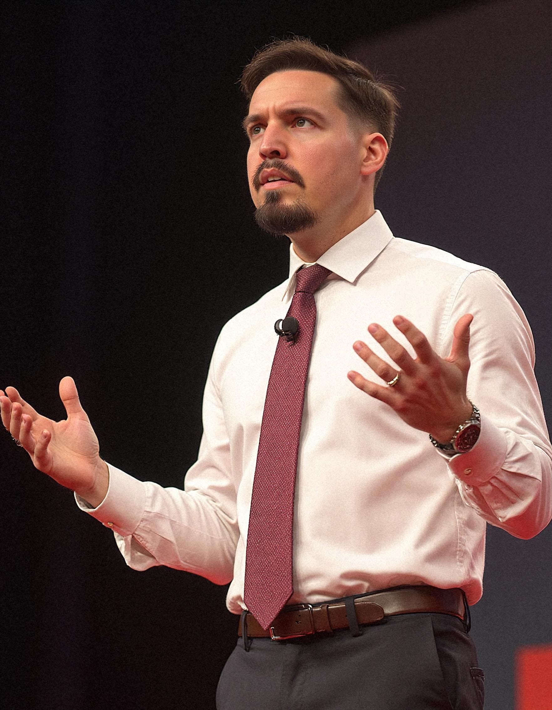 Adrián hablando en escenario