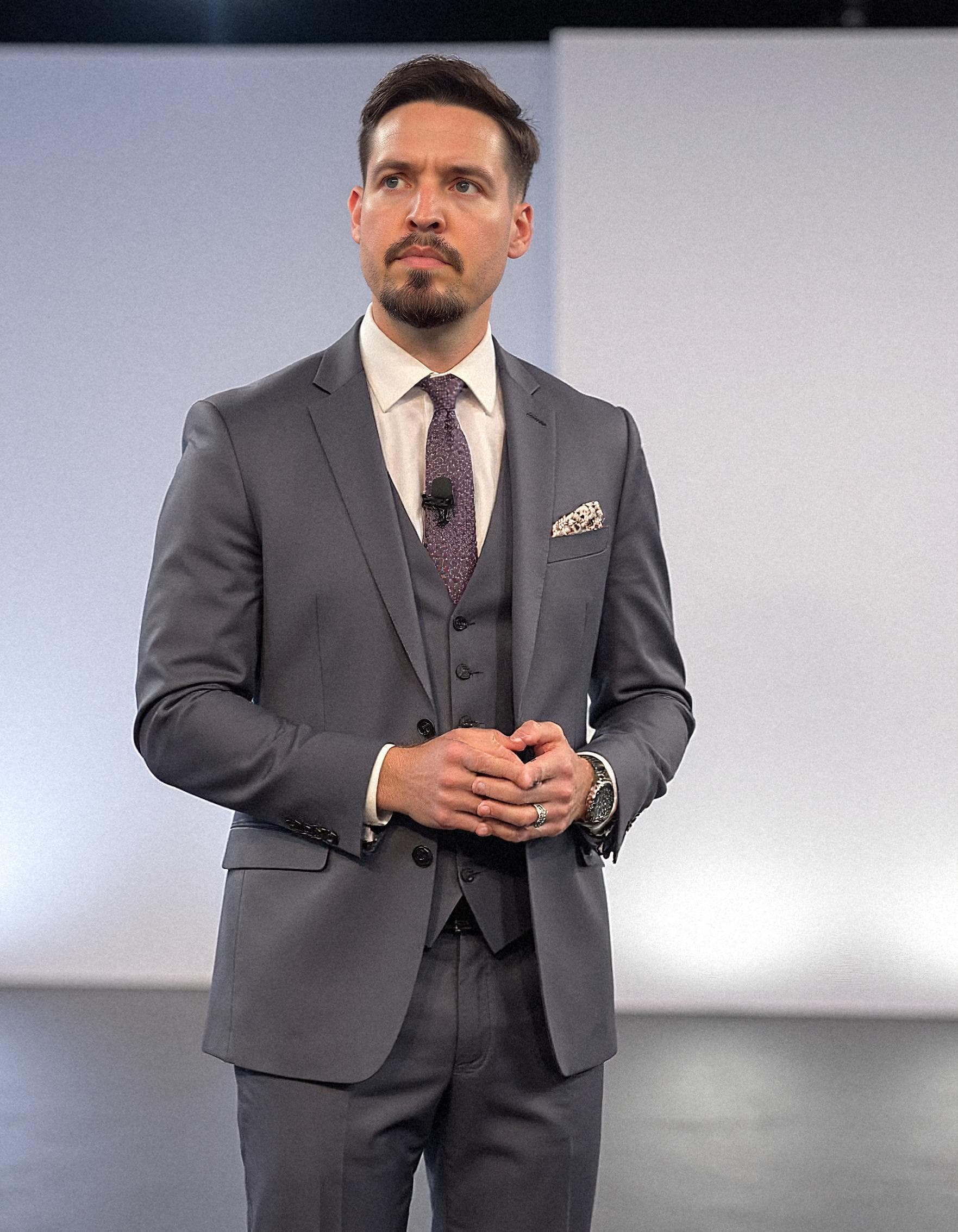 Adrián en traje gris