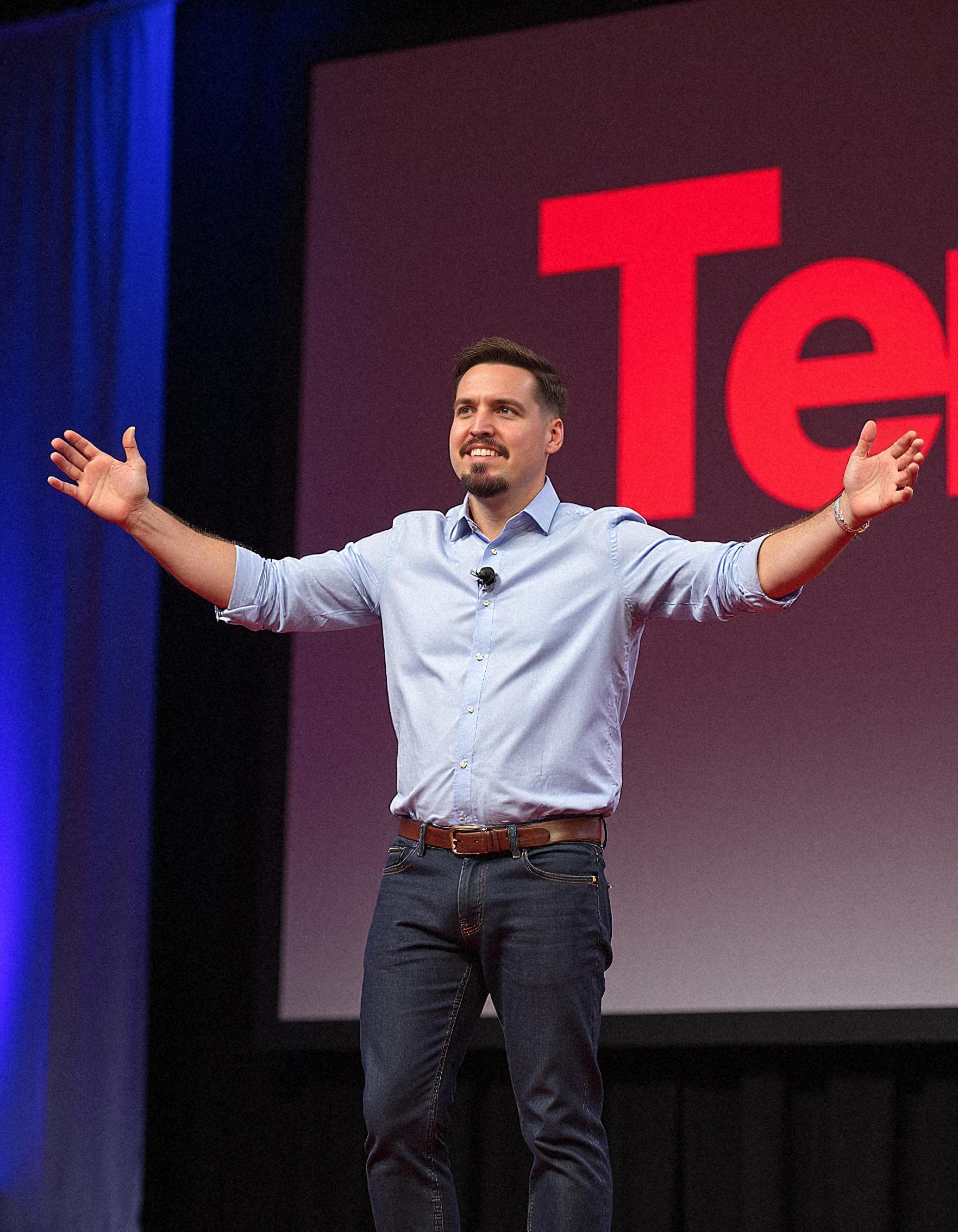 Adrián en escenario TEDx