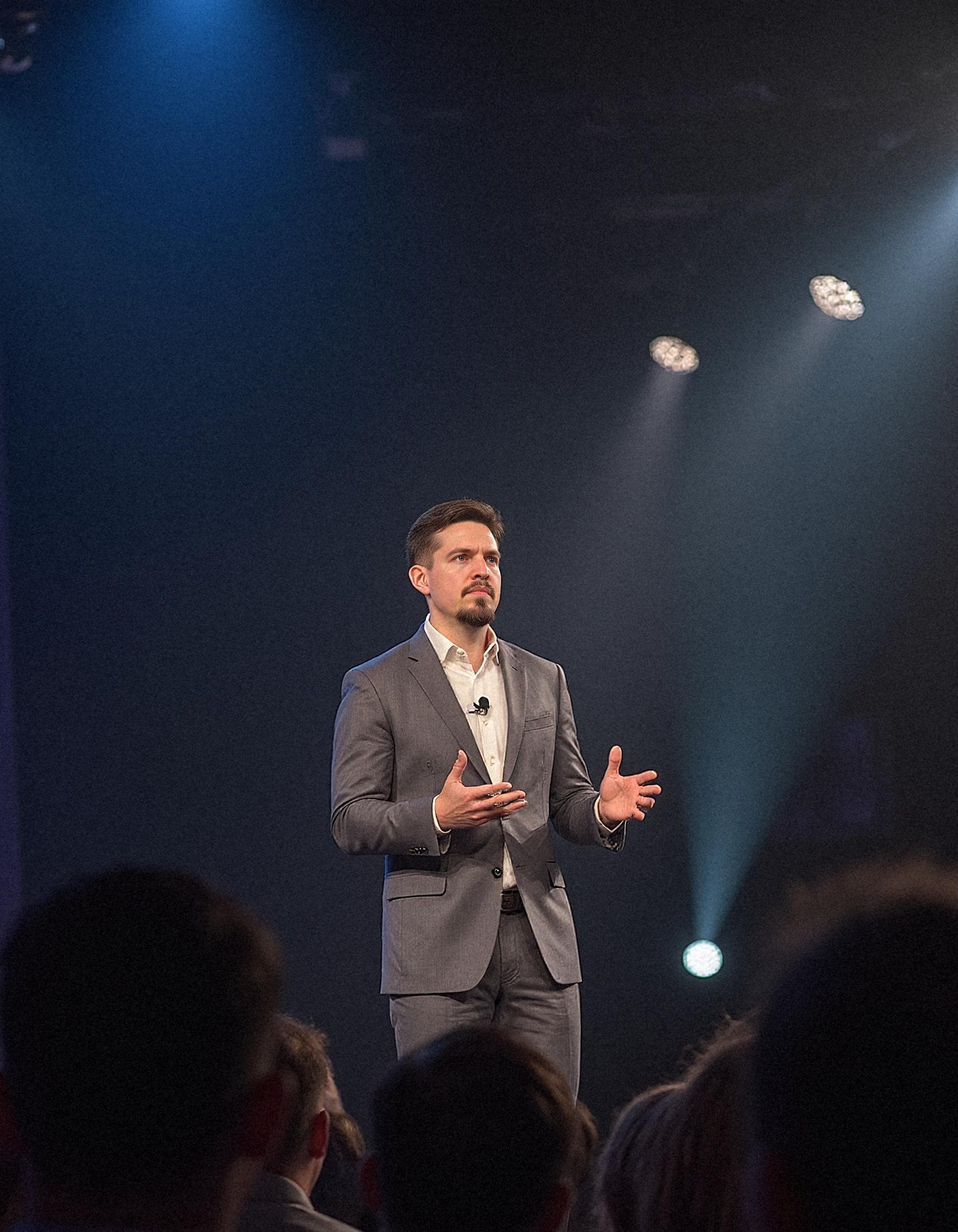 Adrián con focos en escenario