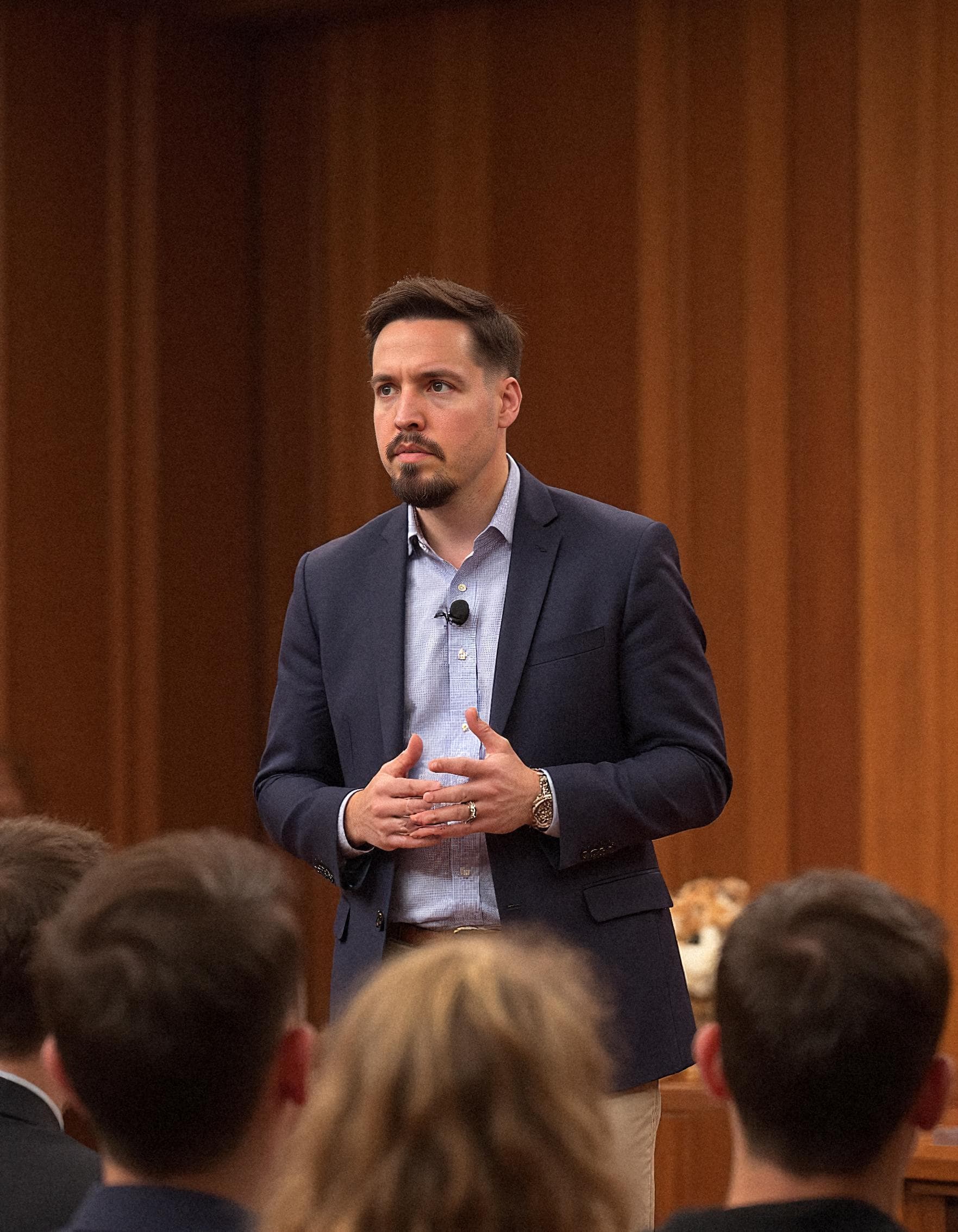 Adrián en blazer azul