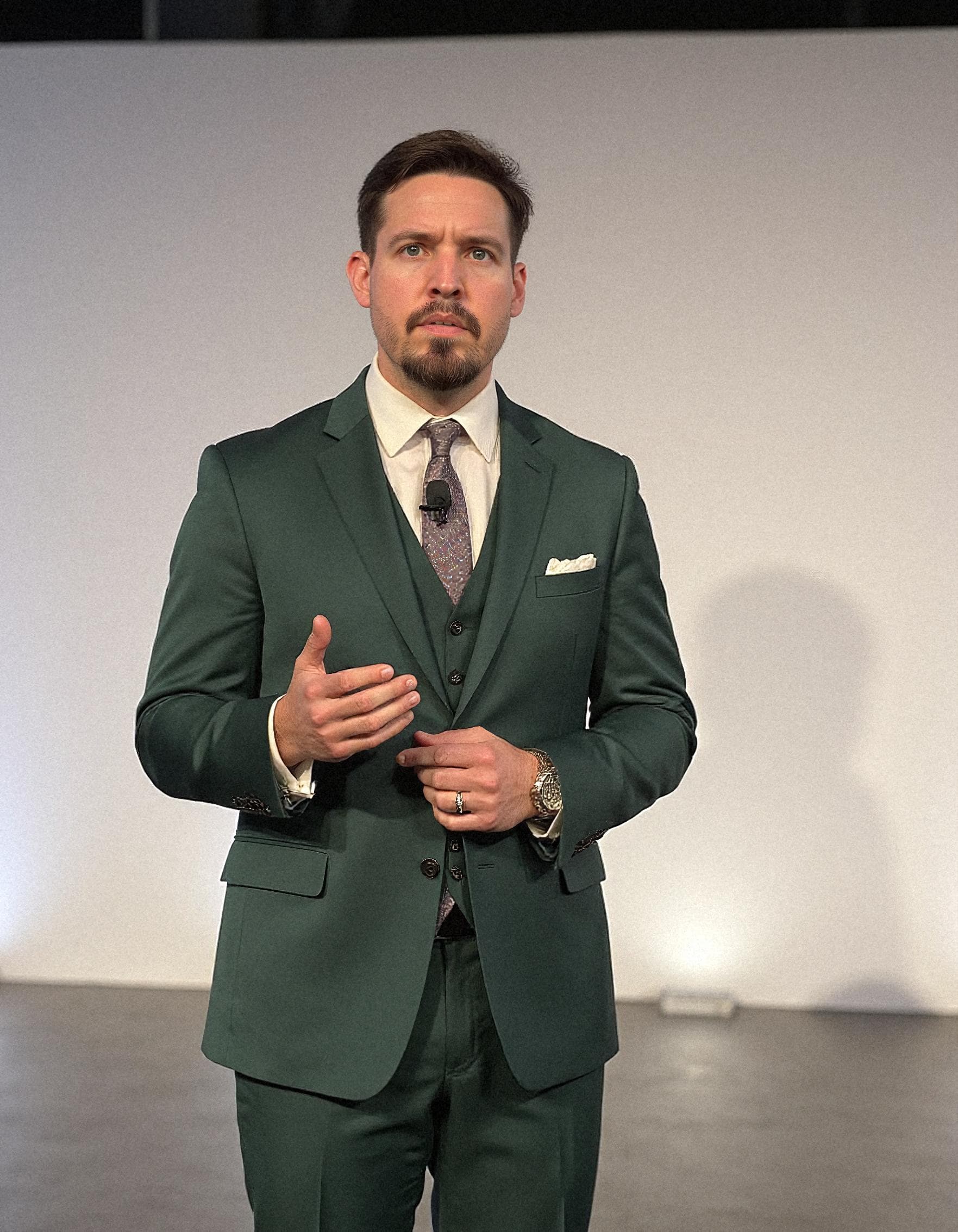 Adrián en traje verde