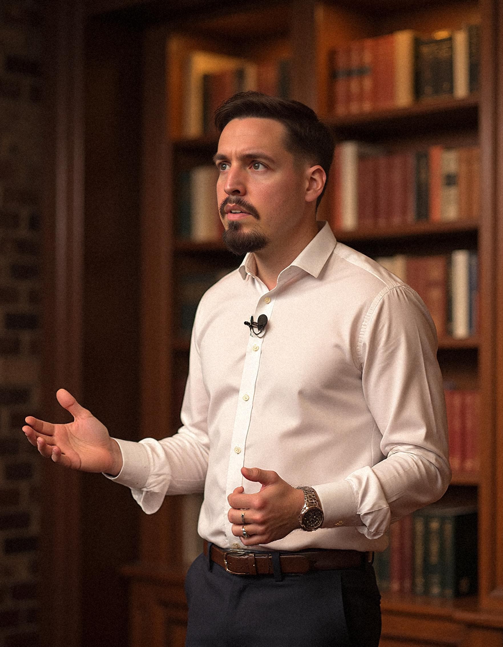 Adrián en biblioteca