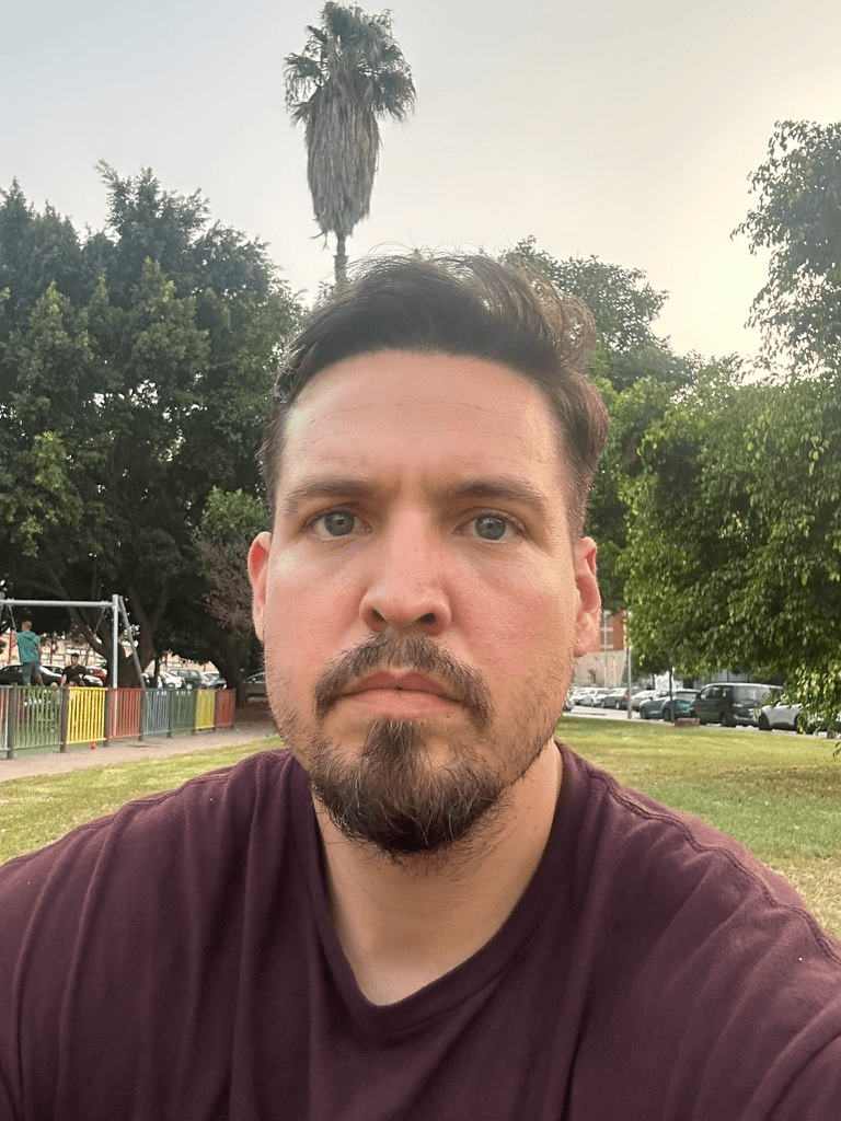 Selfie casual de Adrián en el parque